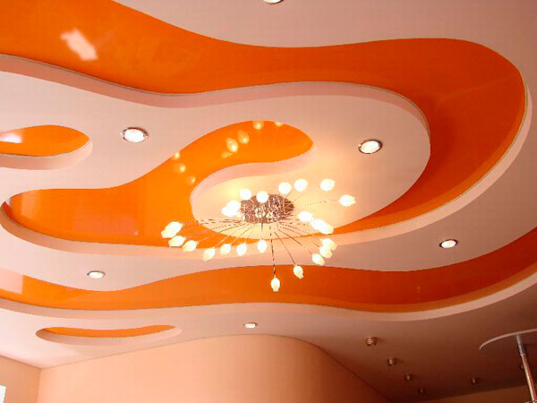 Многоуровневые натяжные потолки смотрятся шикарно, главное подобрать форму и цвет