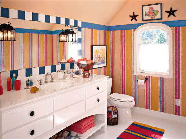 Красивый интерьер ванной комнаты с моющимися обоями