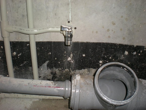 Водопроводная труба и раструб канализации перед установкой