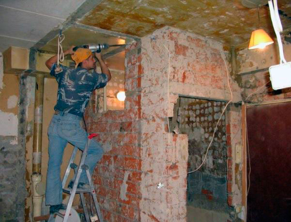 Капитальный ремонт: оббивка стен до кирпича
