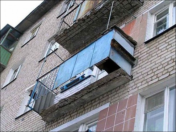 Аварийный балкон в Хрущевке