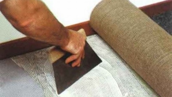 Использование клея при укладке коврового покрытия