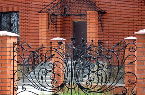 Кованный забор с декором