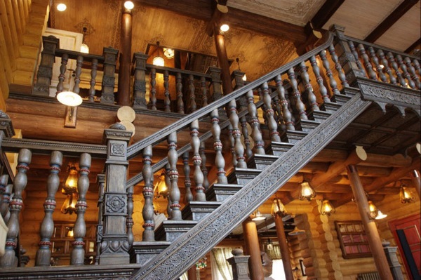 Деревянная лестница с резным декором