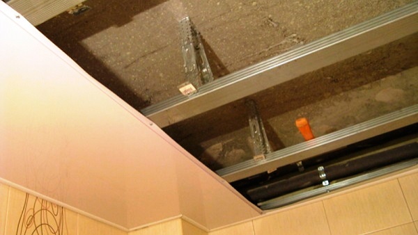 Подвесной потолок в ванной из пластиковых панелей