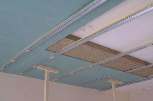 Минеральная вата так-же подходит для шумоизоляции потолка