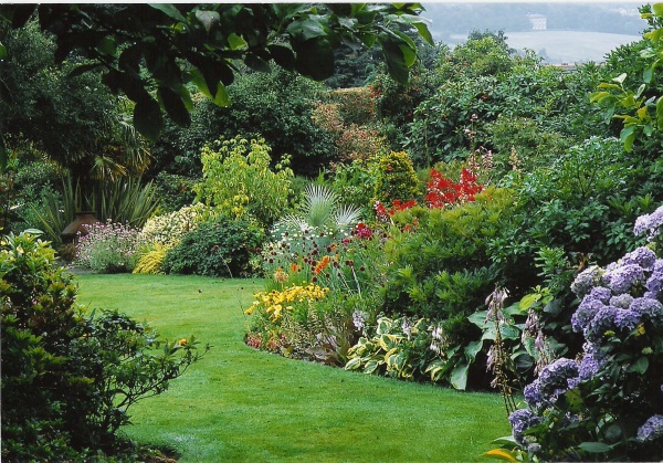 Пейзажный сад с газоном