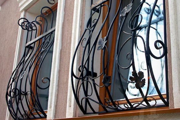 Кованая решетка на окна с декором