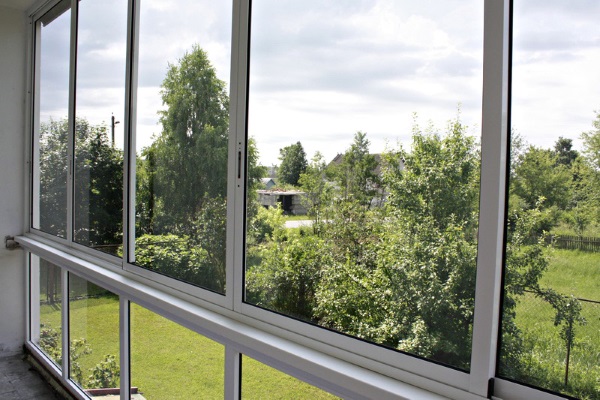 обзорность застекленного балкона с помощью алюминиевого профиля