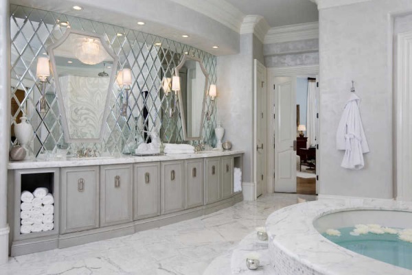 Зеркальная плитка на стенах в ванной