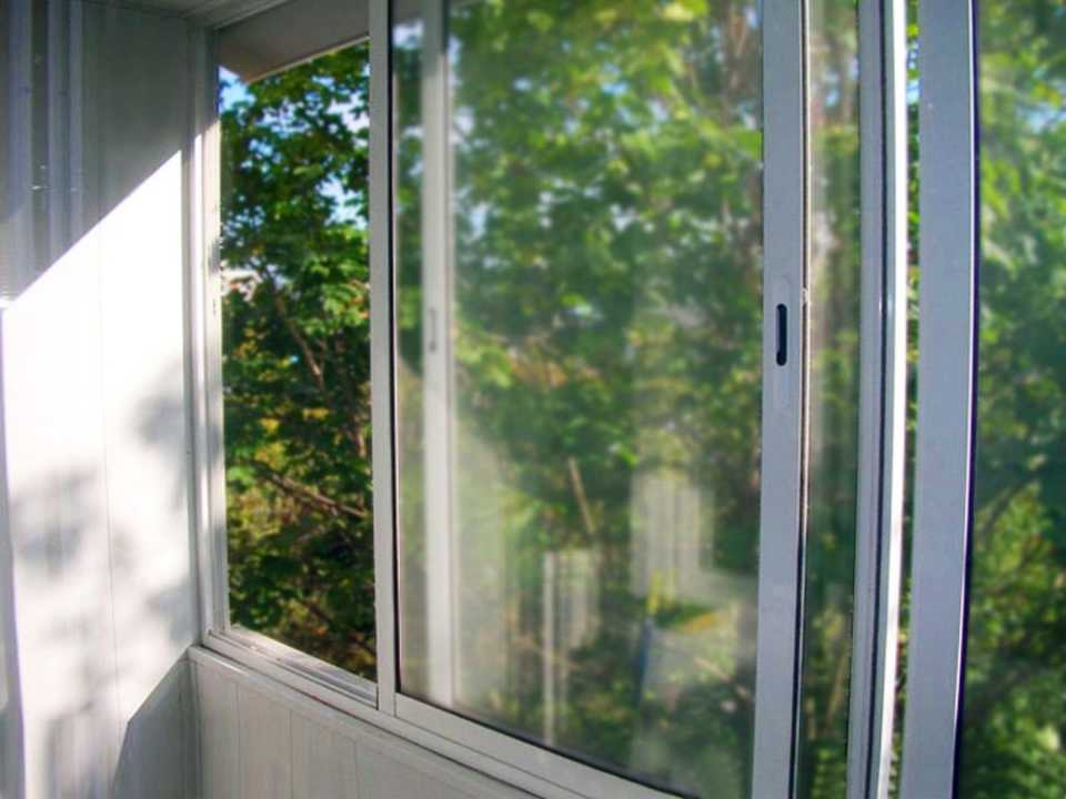 Холодное остекление балкона: виды, особенности и используемые материалы 