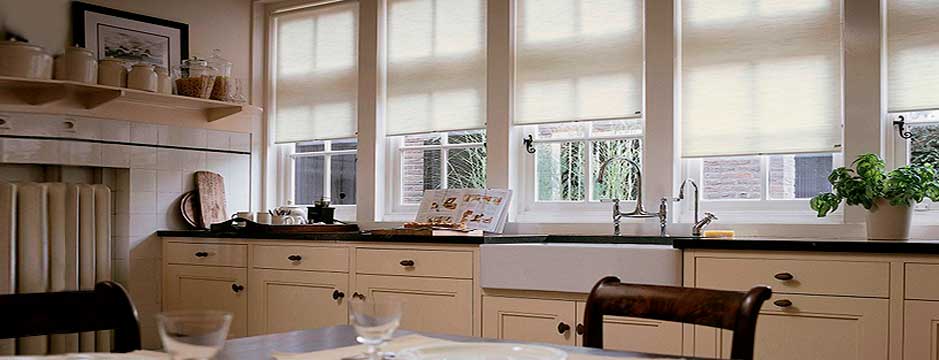 Рулонные шторы или горизонтальные жалюзи на кухню