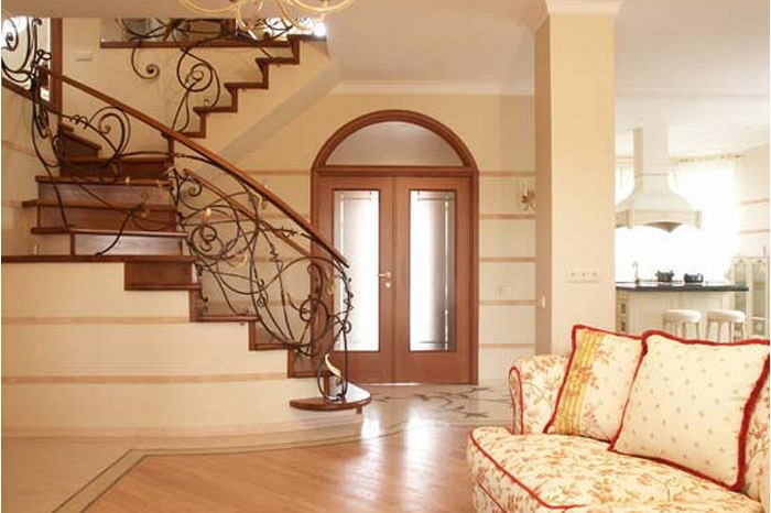 Декоративная отделка внешней лестницы дома