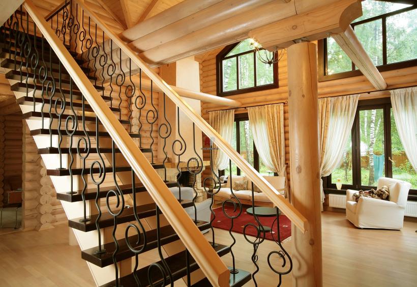 Красивые лестницы в загородном доме