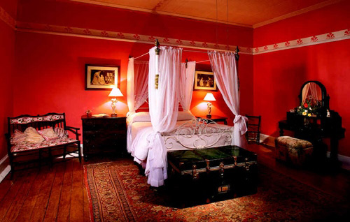 Красная спальня для скорпиона