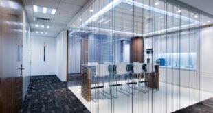 Влияние стеклянных офисных перегородок на рабочую атмосферу и производительность